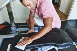 ジムで抗菌をする男性